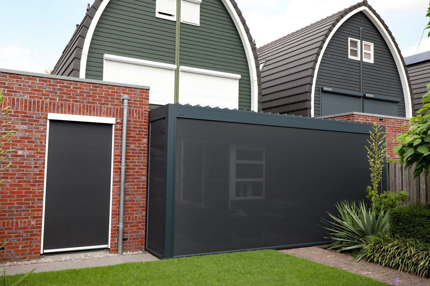 Terrasoverkapping met zipscreen voor bescherming tegen wind en laagstaande zon