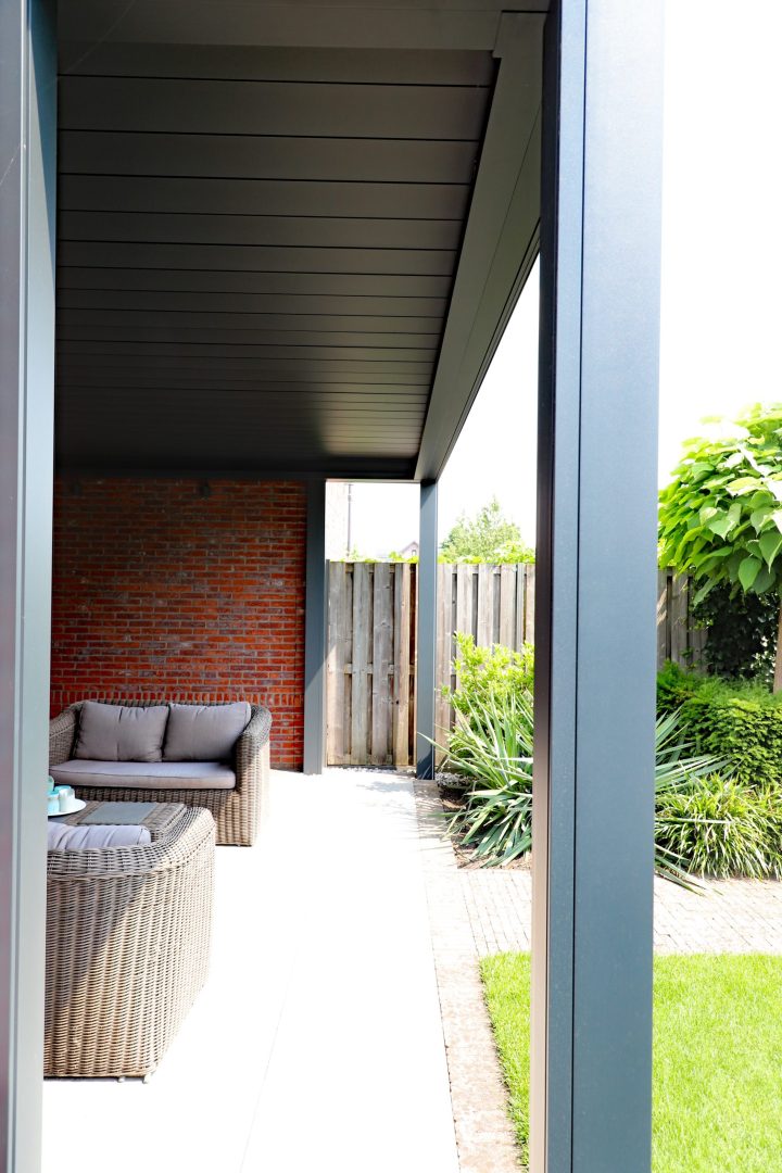 Aluminium lamellenoverkapping met geïntegreerd screen voor extra privacy en beschutting